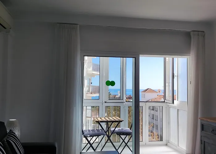Nerja Gaviota Holidays Piscina Y Playa